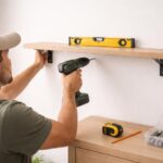 découvrez comment installer une étagère murale parfaitement droite facilement grâce à nos conseils pratiques et outils indispensables.