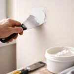 apprenez comment reboucher efficacement un trou dans un mur avant de peindre pour obtenir une finition lisse et parfaite.