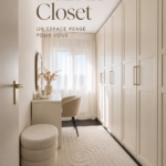 Dressing walk-in bien aménagé avec des étagères et une belle lumière.