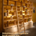Bibliothèque contemporaine BricK modèle XXL dans un intérieur moderne.