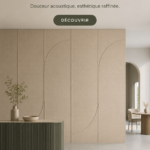 Un mur décoré avec du feutre aux couleurs pastel, créant une ambiance chaleureuse et moderne.
