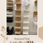 Étagère moderne en bois dans un salon chaleureux