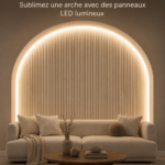 Un salon moderne avec des panneaux muraux en bois et un éclairage LED