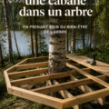 Cabane en bois perchée dans un arbre, respectueuse de son environnement.
