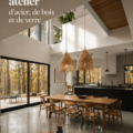 Maison-atelier en acier et bois avec de grandes fenêtres