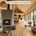Maison en bois moderne dans la nature norvégienne, entourée d'arbres et de verdure.