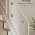 Un escalier modernisé avec des panneaux en bois bien assortis.