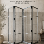 Intérieur moderne avec une grande porte coulissante en verre