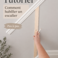 Un escalier élégant habillé de panneaux en bois, créant une atmosphère chaleureuse et accueillante.