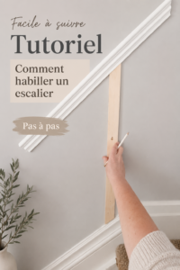 Un escalier élégant habillé de panneaux en bois, créant une atmosphère chaleureuse et accueillante.