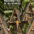 Une maison de jeu colorée dans un jardin fleuri avec des enfants jouant autour.