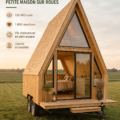 Une tiny house en bois sur roues dans un cadre naturel.