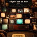 Un salon moderne avec un mur TV chaleureux et accueillant