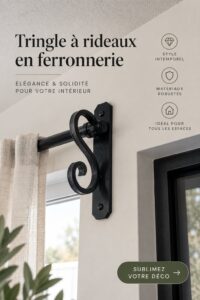 Un cortinero en fer forgé soutenant des rideaux dans un salon chaleureux.