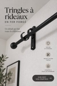 Cortinero en fer élégant suspendu au-dessus d'une fenêtre décorée.