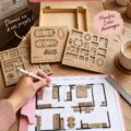 Un kit gabarit en bois pour la création de maquettes architecturales avec des échelles précises.