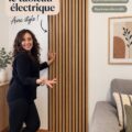 Plafond décoratif avec panneaux en bois dans un intérieur moderne.