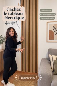 Plafond décoratif avec panneaux en bois dans un intérieur moderne.
