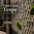 Un intérieur moderne avec du papier peint Tenpe gris anthracite élégant sur les murs.