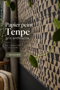 Un intérieur moderne avec du papier peint Tenpe gris anthracite élégant sur les murs.
