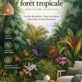 Mural tropical avec des feuilles de palmier pour une décoration intérieure chaleureuse.