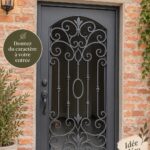 Porte en fer forgé élégante et sécurisée à l'entrée d'une maison moderne