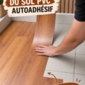 Installation d'un sol en PVC autocollant dans une pièce moderne