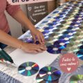 Tête de lit DIY réalisée avec des CDs, ajoutant une touche personnelle à la chambre