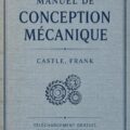 Femme consultant un manuel de design de maison en ligne