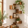 Étagère d'angle en bois au style chaleureux et moderne, décorée de livres et d'objets variés.