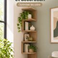 Etagère d'angle en bois élégante dans un salon moderne