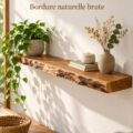 Étagère murale en bois massif Melbourne avec bordure naturelle dans un intérieur chaleureux