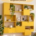 Étagère murale jaune moderne avec portes et tiroirs dans un intérieur chaleureux