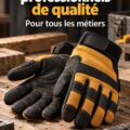 Gants de chantier colorés sur une table de travail, prêts pour un projet de rénovation.