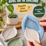 Un ensemble de moules en silicone faits maison, colorés et créatifs, sur une table artisanale.