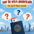 Une femme souriante examinant des documents sur le crédit immobilier dans son salon décoré.
