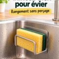 Porte-éponge auto-adhésif en acier inoxydable installé à côté d'un évier de cuisine, avec une éponge jaune